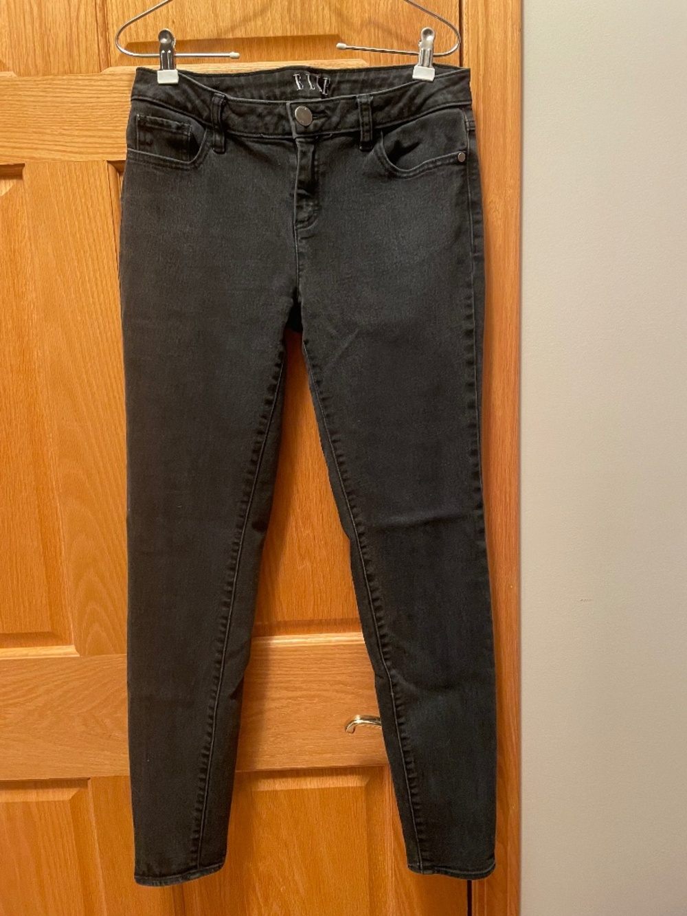 ELLE SKINNY LEGGING JEANS  BLACK SIZE 4 - EXCELLENT PRE-OWNED CONDITION